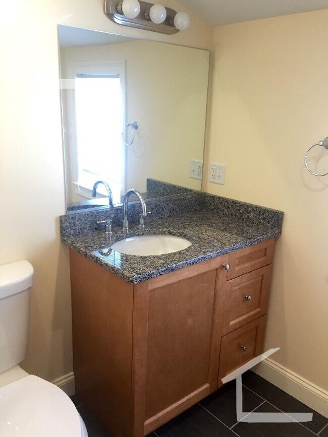 Building Photo - nice 4 bed in Newton