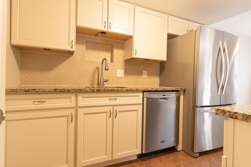 Building Photo - 6558 Gildar St