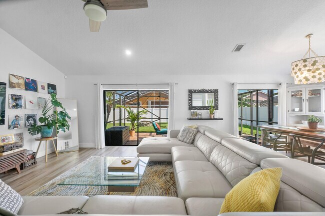 Building Photo - 6085 Robinson St