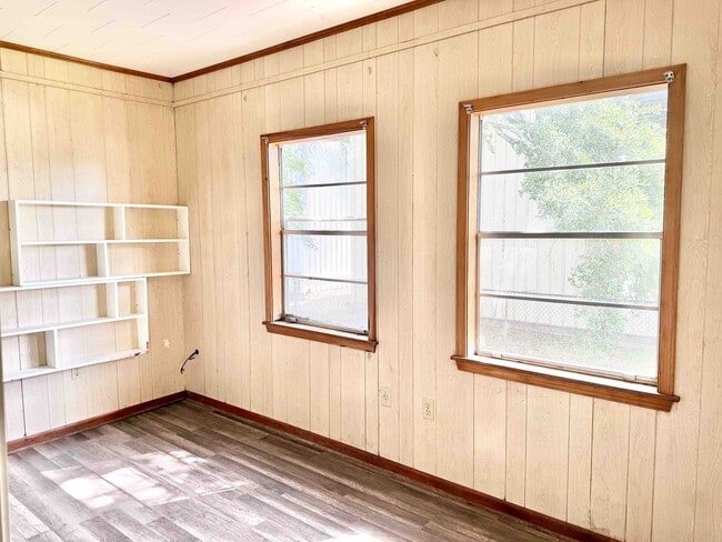 Building Photo - 452 Bernardo St