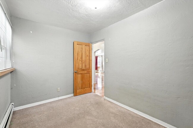 Building Photo - 1632 Columbia Dr SE