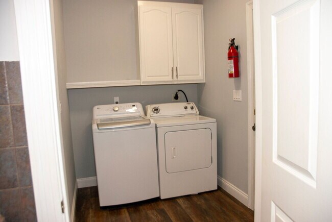 Building Photo - Luxury 3 bedroom 3.5 bath home in GATED community with BOAT SLIP!