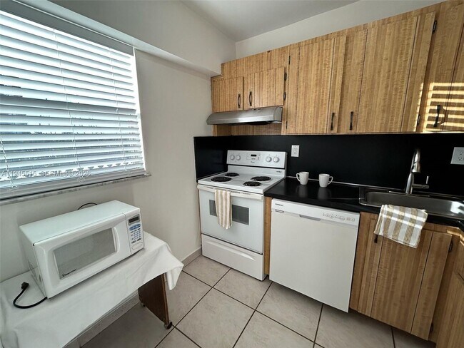 Building Photo - 16508 NE 26th Ave