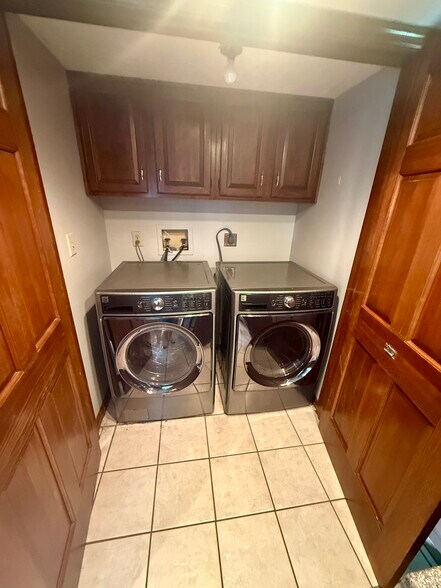 Building Photo - 7451 Mapleleaf Ct