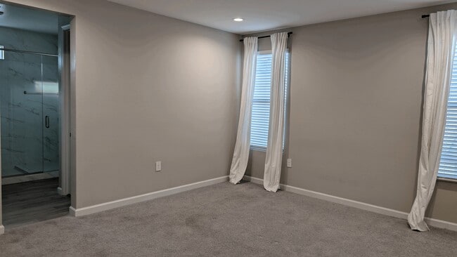 Building Photo - 4854 E Shady Glen Ave