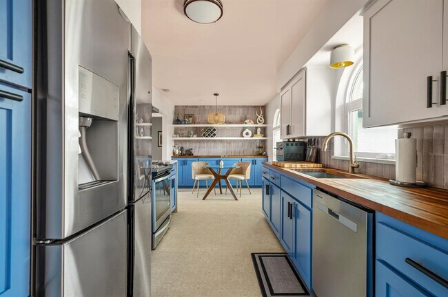 Building Photo - 9300 Meadow Vale