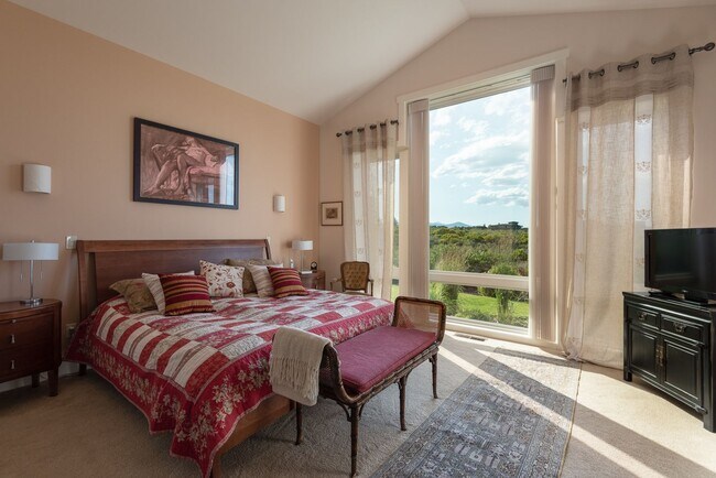 Building Photo - Tetherow!! Amazing Townhome that is fully ...