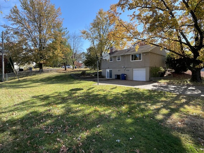 Building Photo - Super cute house in Parkway West School Di...