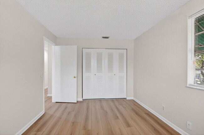 Building Photo - 6695 Via Regina