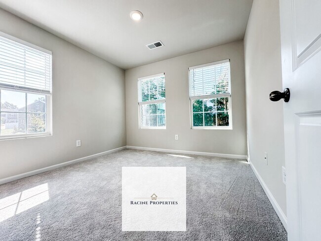 Building Photo - Beautiful new townhome available in Travelers Rest