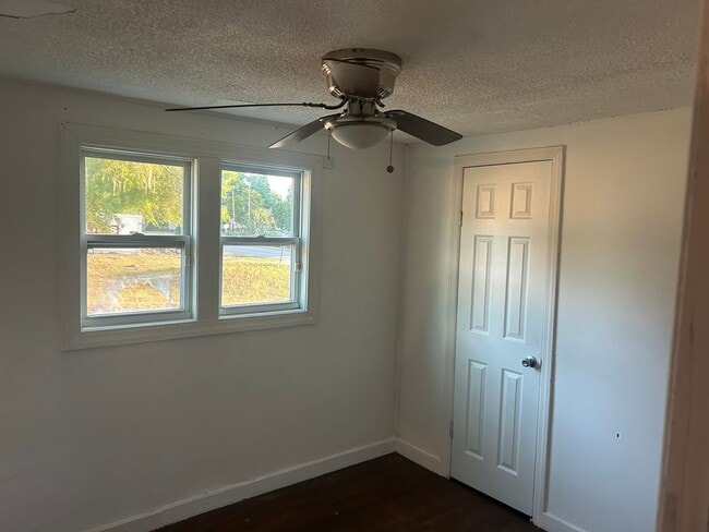 Building Photo - 2 Bed, 1 Bath Home