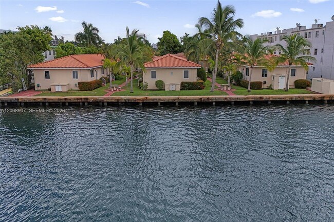 Building Photo - 2170 Bay Dr