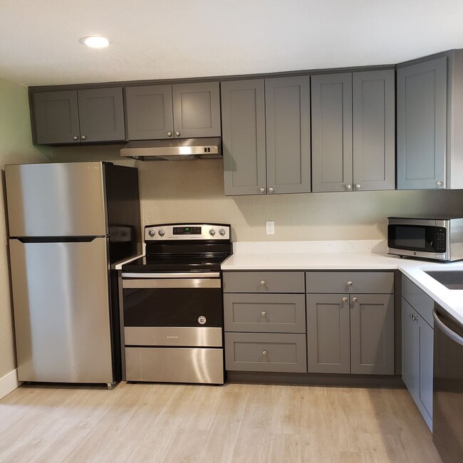 Building Photo - Spacious 2BR 1BA Recently Renovated Condo ...