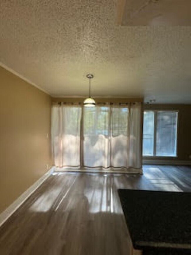 Building Photo - 139 Lakeside Villa