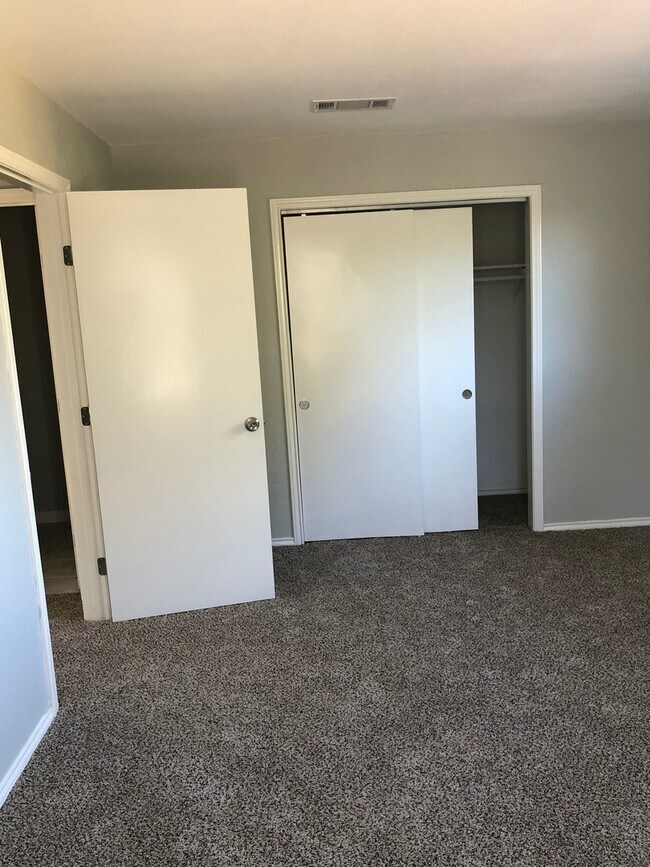Building Photo - 3bed/1.5bath w/ Carport