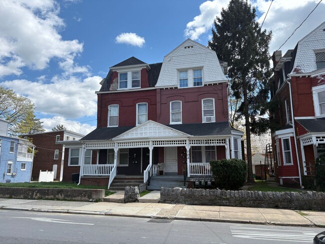 Building Photo - 702 W King St