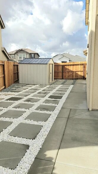 Building Photo - 4586 Butterfly Ridge Dr