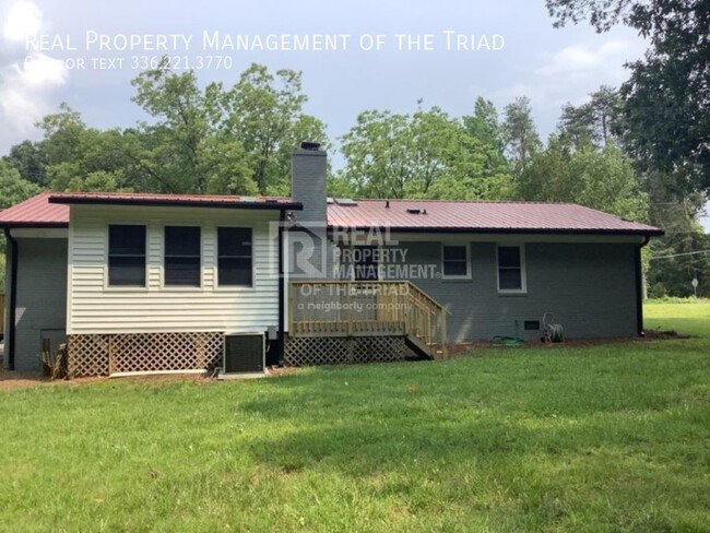 Building Photo - *Move In Special* One Level 3 BR/2BA Brick...