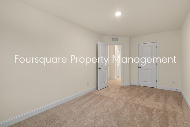 Building Photo - Townhome! | Back Patio with Privacy Fence|...