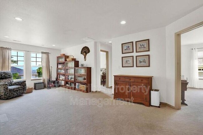 Building Photo - 2030 Silver Creek Dr