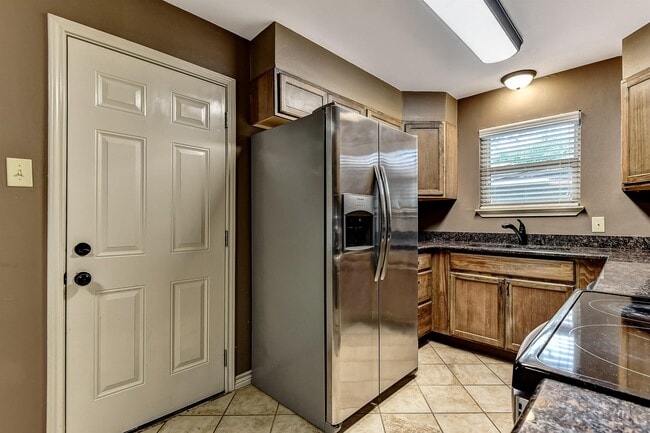 Building Photo - 806 E Rosedale St