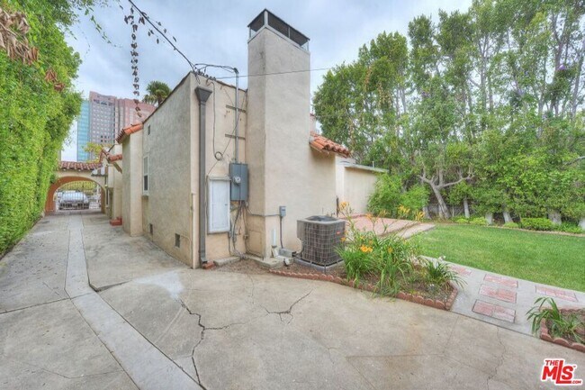 Building Photo - 10864 Wellworth Ave