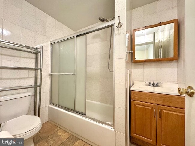 Building Photo - 1224 Summer St