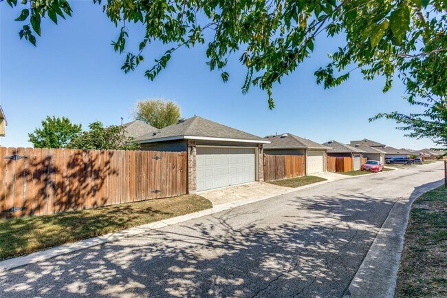 Building Photo - 456 S Brook Dr