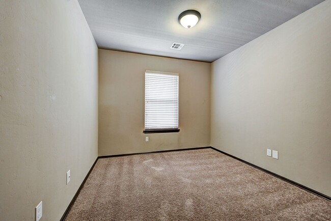 Building Photo - Spacious 3-Bedroom Home in Yukon – Modern ...