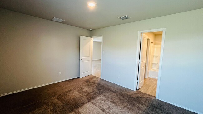 Building Photo - Spacious 4BR w/ Large Backyard – Close to ...