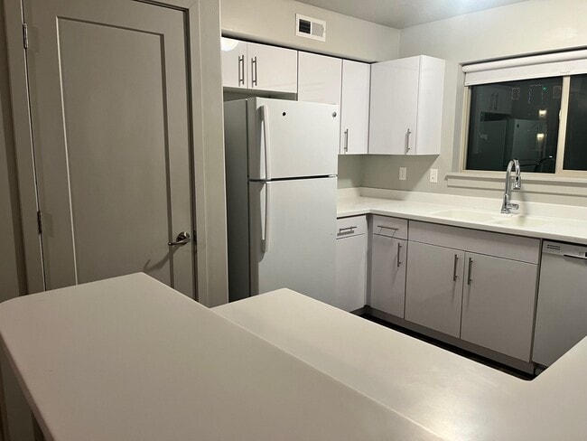 Building Photo - 1700 S Sandhill Rd