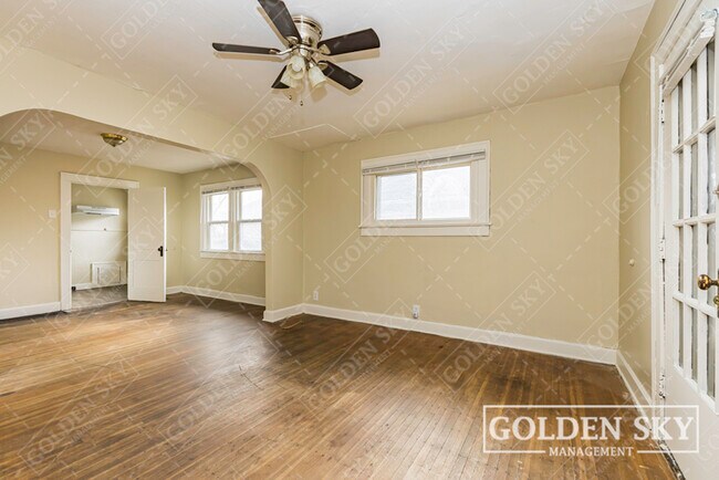 Building Photo - 2937 N Kenwood Ave