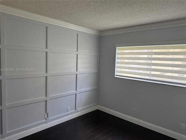 Building Photo - 185 Lakeview Dr