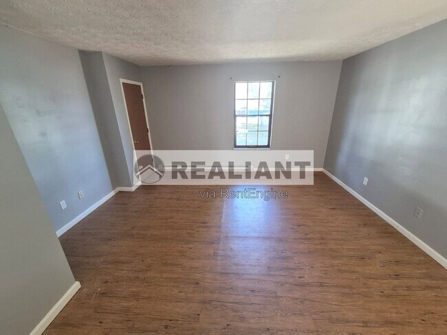 Building Photo - 105 Williams St