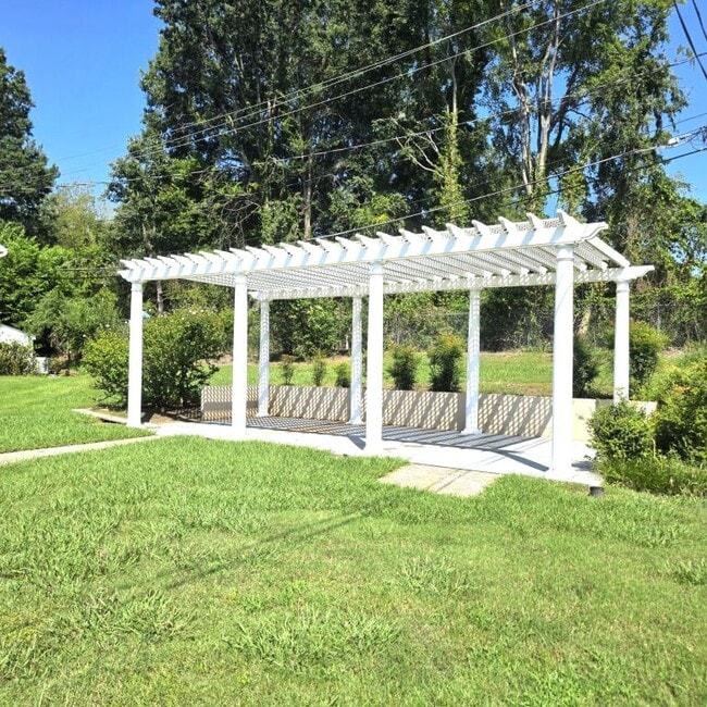 Building Photo - 1002 Willow Dr
