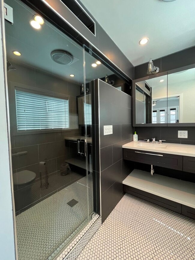 Building Photo - READY FOR MOVE-IN! 3+2.5 w/appliances + great backyard!