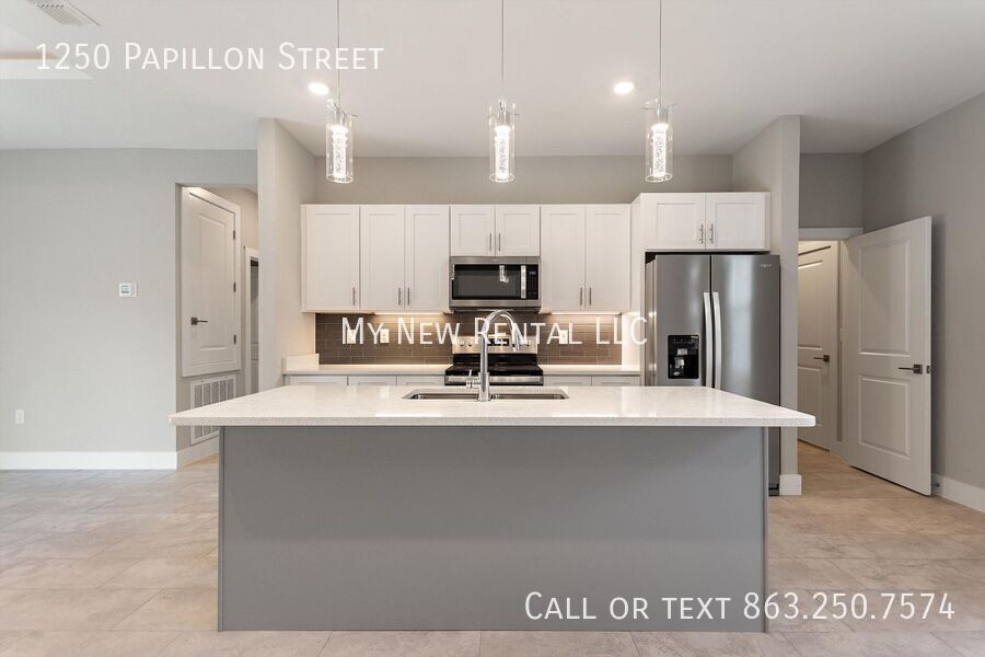 Building Photo - 1250 Papillon St