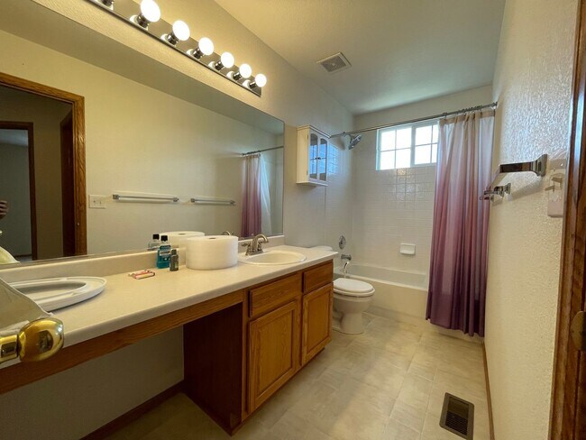 Building Photo - Beautiful two-story home located in Erie!