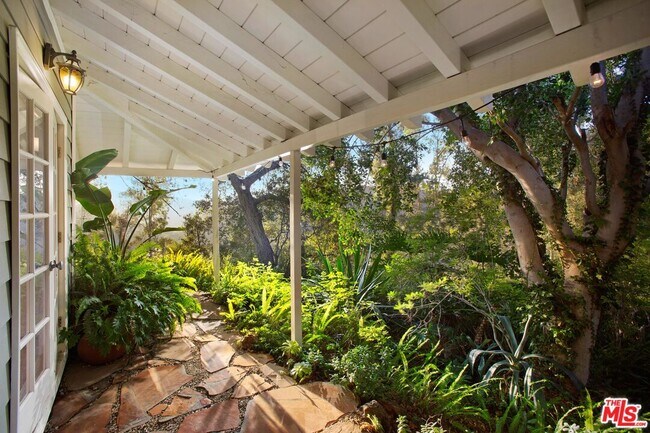 Building Photo - 3231 Coldwater Canyon Ln