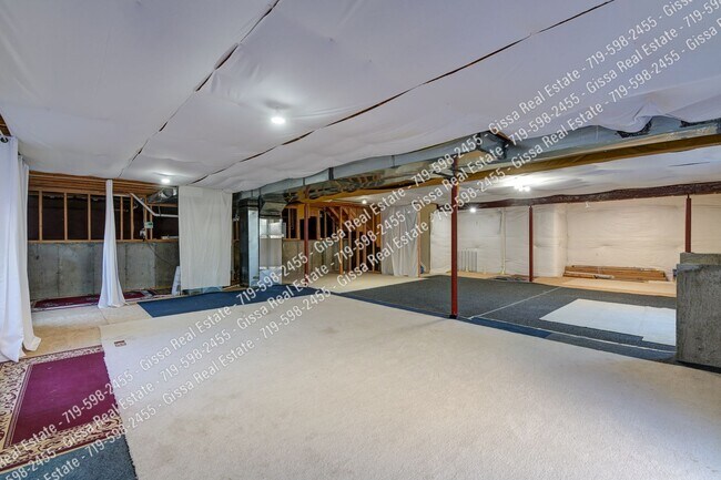 Building Photo - This beautiful 4 bedroom, 3 1/2 bathroom, ...
