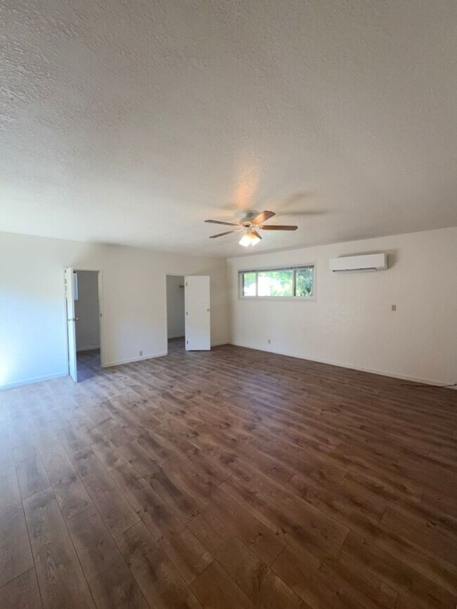 Building Photo - 615 Beverly Way
