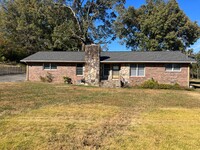 Building Photo - Super Cute 3 bed home