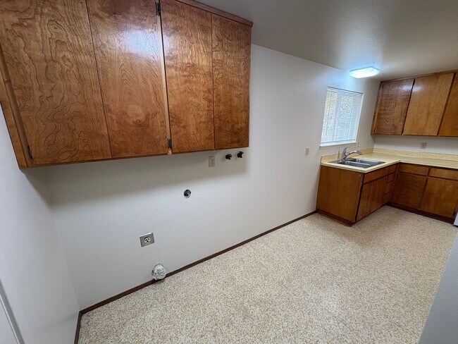 Building Photo - 2 Bed/1 Bath Unit Located in SE Bend Triplex - Month to Month Lease Term