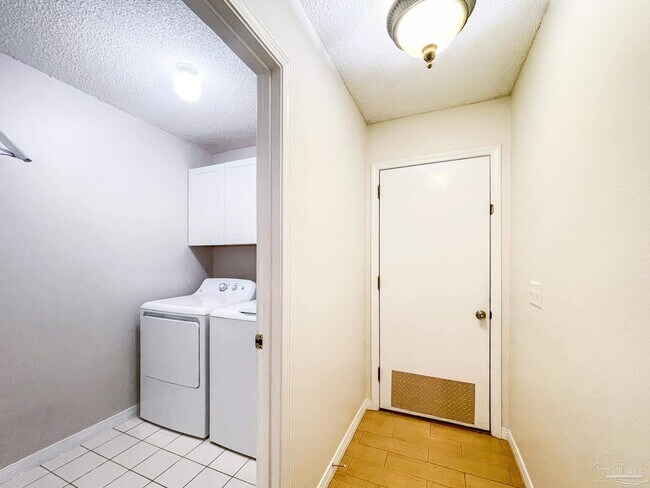 Building Photo - 9049 Bluebay Ln
