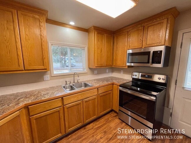 Building Photo - 1472 E 19th Ave