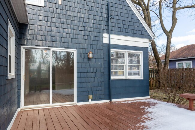 Building Photo - 180 Rosemont Garden