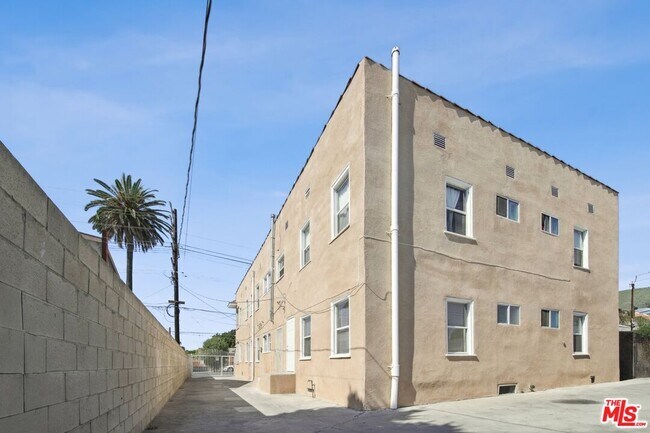 Building Photo - 1464 1/2 W 35th Pl