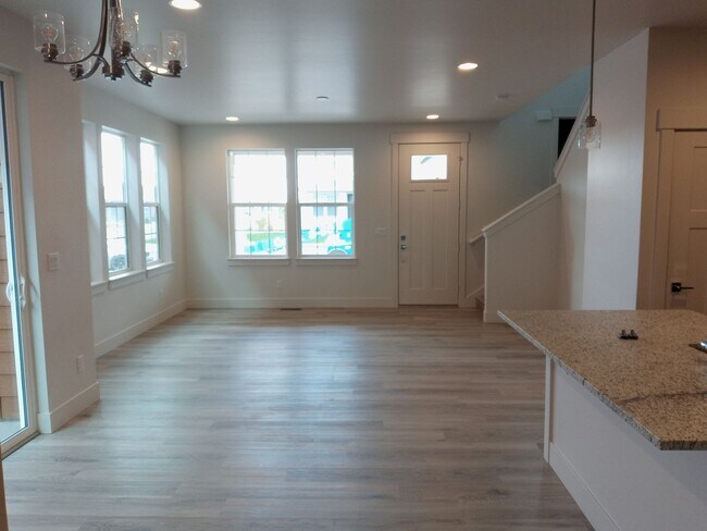 Building Photo - 3 Bed 2.5 Bath in Belgrade with attached d...