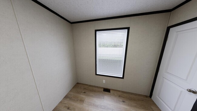 Building Photo - 121 Desander Dr