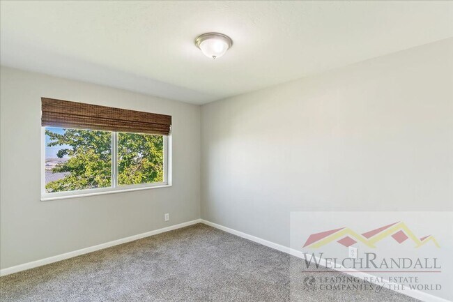 Building Photo - Your Modern, Spacious Retreat Close to Dow...
